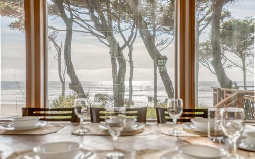 Sheltering Pines 4 Br cottage by RedAwning – Depoe Bay, OR