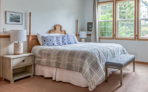Sheltering Pines 4 Br cottage by RedAwning – Depoe Bay, OR