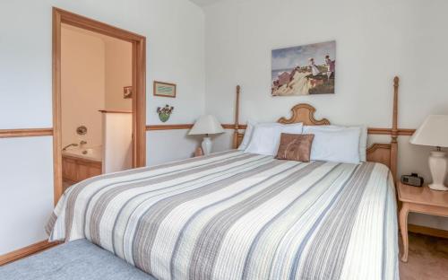 Sheltering Pines 4 Br cottage by RedAwning – Depoe Bay, OR