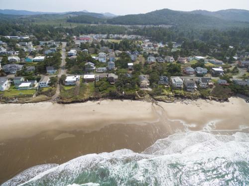 Sheltering Pines 4 Br cottage by RedAwning – Depoe Bay, OR