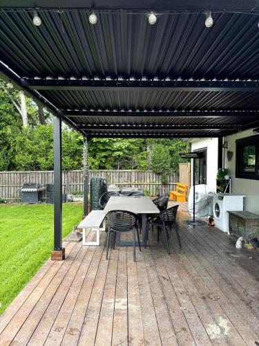 المرافق, Whare iti on Johns in Northwood