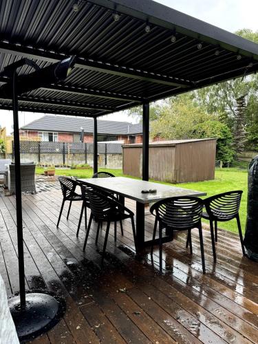 المنظر الخارجي, Whare iti on Johns in Northwood