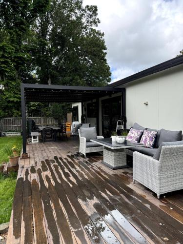 المرافق, Whare iti on Johns in Northwood