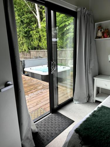 جاكوزي, Whare iti on Johns in Northwood