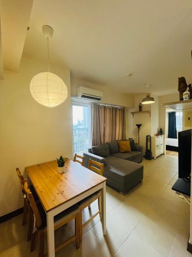 Lovely Elegant 2BR Condo with Pool Access at Infina Cubao QC, Manila