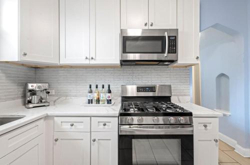 New Luxurious 5BD-2BA Home-FREE WINE-2CAR Parking secondary