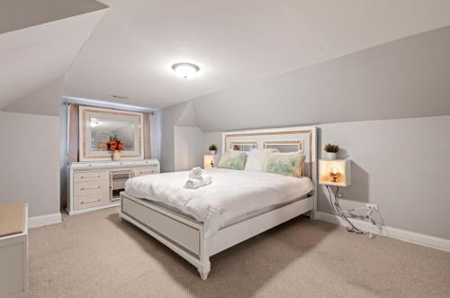 New Luxurious 5BD-2BA Home-FREE WINE-2CAR Parking thumb 4