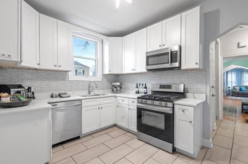 New Luxurious 5BD-2BA Home-FREE WINE-2CAR Parking in Roseland