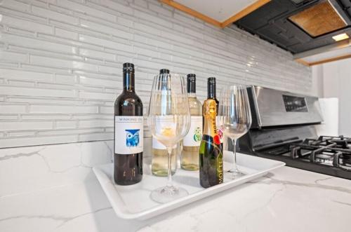 New Luxurious 5BD-2BA Home-FREE WINE-2CAR Parking detail
