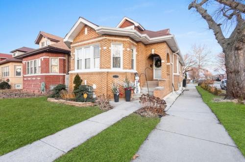 View, New Luxurious 5BD-2BA Home-FREE WINE-2CAR Parking in Roseland