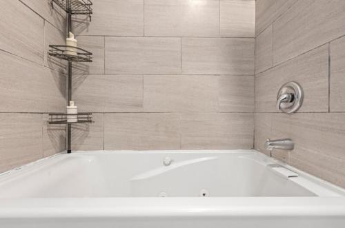 Facilities, New Luxurious 5BD-2BA Home-FREE WINE-2CAR Parking in Roseland