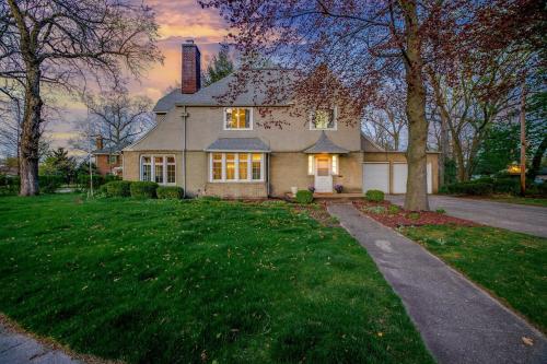 The Grand Dame Luxury Family Home for 10 or more