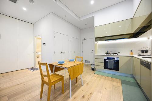 Cozy one bedroom APT with car parking - 5 mins Train, Shops