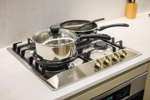 Cozy one bedroom APT with car parking - 5 mins Train, Shops