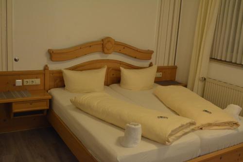 1 queen bed, 1 sofa bed