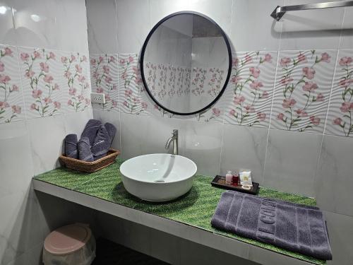 room detail thumbnail 2