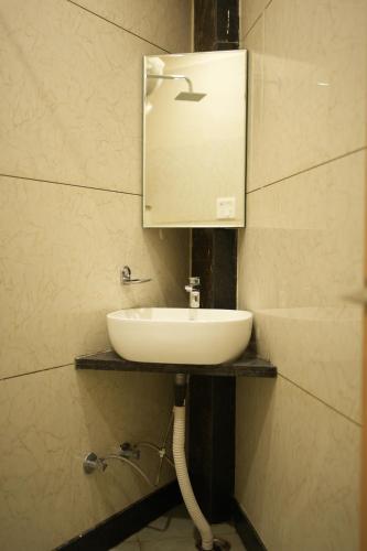Deluxe Double Room with Balcony image 3