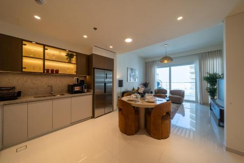 Homes Beyond I Modern 2BR Getaway with Beach Access, Dubai (photo 7)