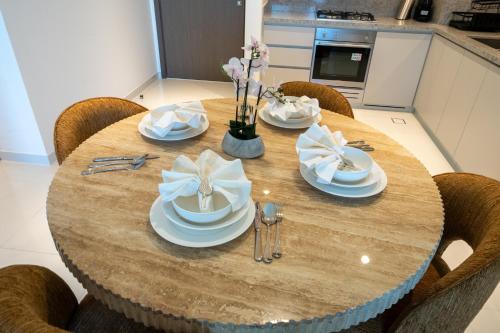 Homes Beyond I Modern 2BR Getaway with Beach Access, Dubai (photo 6)