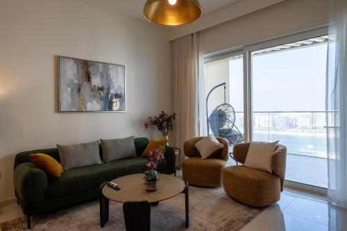 Homes Beyond I Modern 2BR Getaway with Beach Access, Dubai