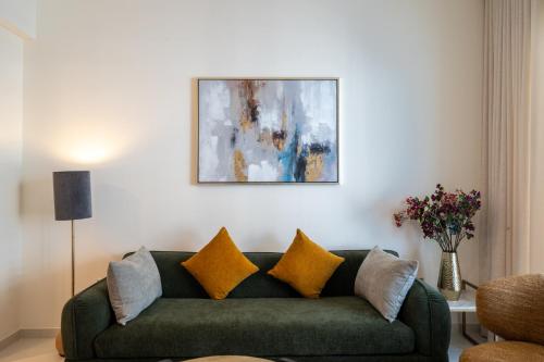 Homes Beyond I Modern 2BR Getaway with Beach Access, Dubai (photo 3)