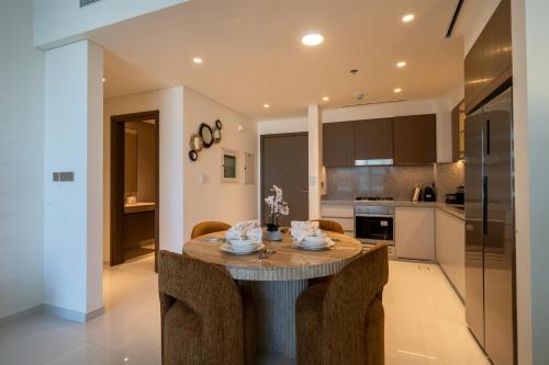 Homes Beyond I Modern 2BR Getaway with Beach Access, Dubai (photo 8)