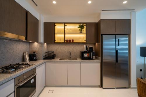 Homes Beyond I Modern 2BR Getaway with Beach Access, Dubai (photo 9)
