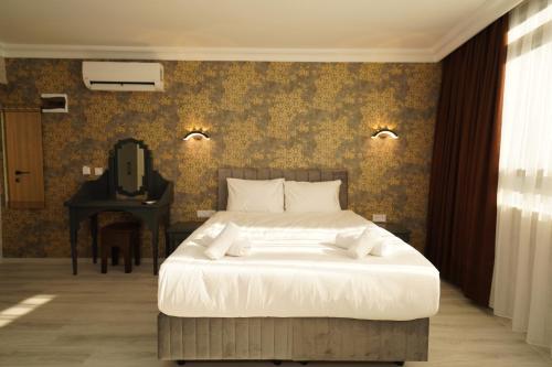 Superior Triple Room image 6