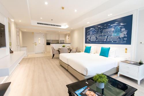Centre Point Plus Hotel Silom - Newly Renovated