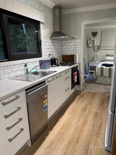 مطبخ, Whare iti on Johns in Northwood