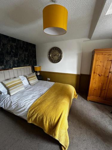 1 queen bed, 1 double bed, 1 twin bed