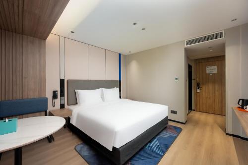 Standard King Room image 3