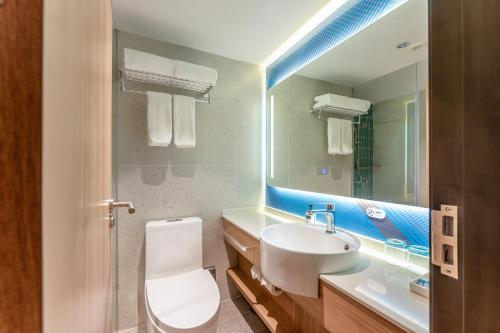 Standard King Room image 1