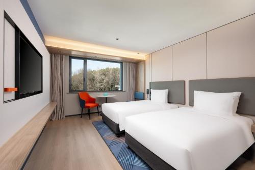 Standard Double Room with Two Double Beds image 3