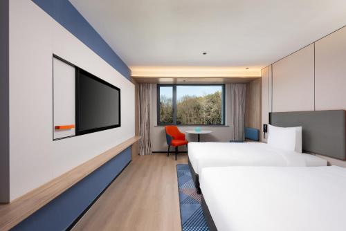 Standard Double Room with Two Double Beds image 1