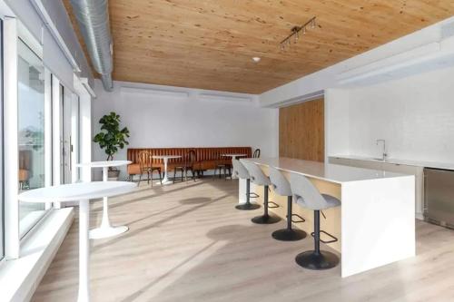 Blueground Somerville gym AC nr Assembly BOS-1108 Blueground Somerville gym AC nr Assembly BOS-1108