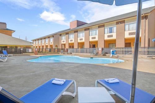 Quality Suites Hickory South