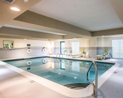 สระว่ายน้ำ, Sleep Inn & Suites Queensbury - Lake George in ควีนสบิวรี (NY)