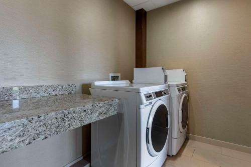 Comfort Suites Bridgeport - Clarksburg - image 11