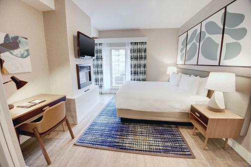 Book the One-Bedroom Apartment and Lake View One-Bedroom Apartment with King Bed and Lake View