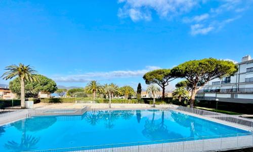 Apartment with Pool View  image 9