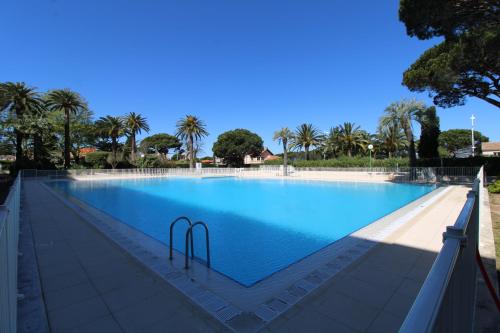 Apartment with Pool View  image 7