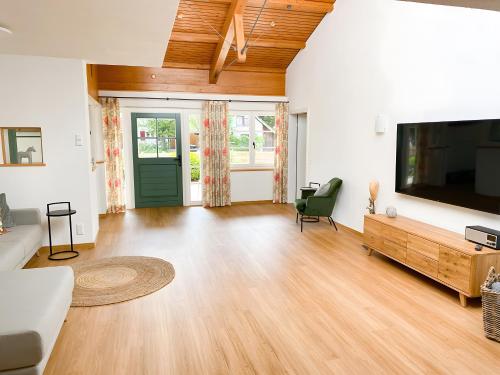 Beim Dorfbach - Die Hofchalets 876m von Panoramaweg entfernt