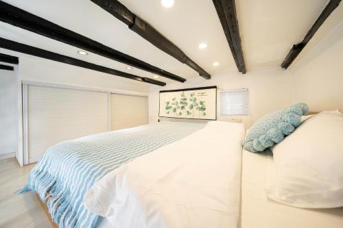 1 queen bed, 1 sofa bed