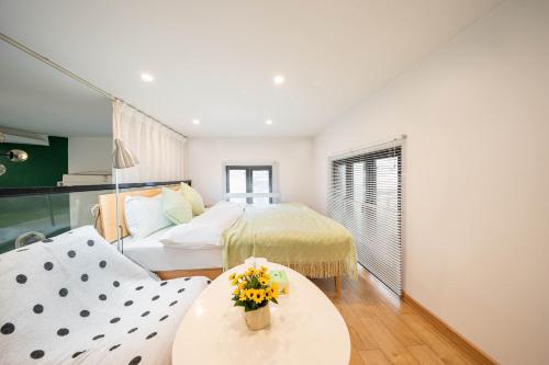 1 queen bed, 1 double bed