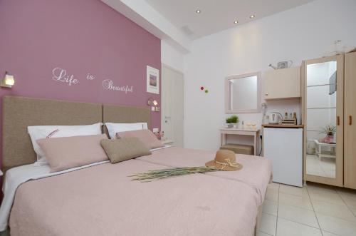 1 double bed, 2 twin beds
