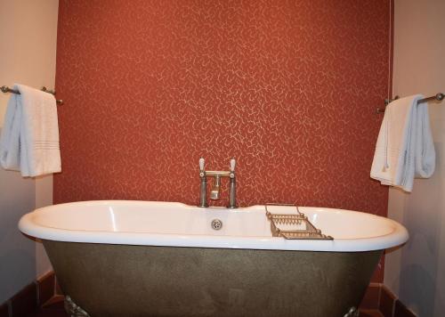 Deluxe One-Bedroom Suite image 1