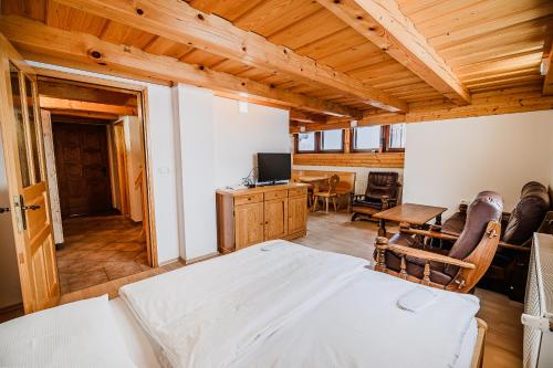 Vineyard Cottage Maleric with Pool Access in Dragatus