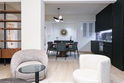 Sophisticated Living ,Balcony & Stunning Interior, Atény