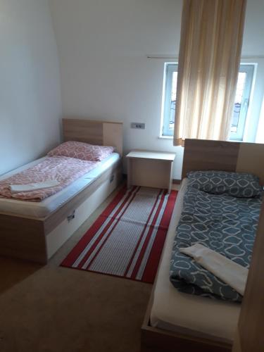 2 twin beds